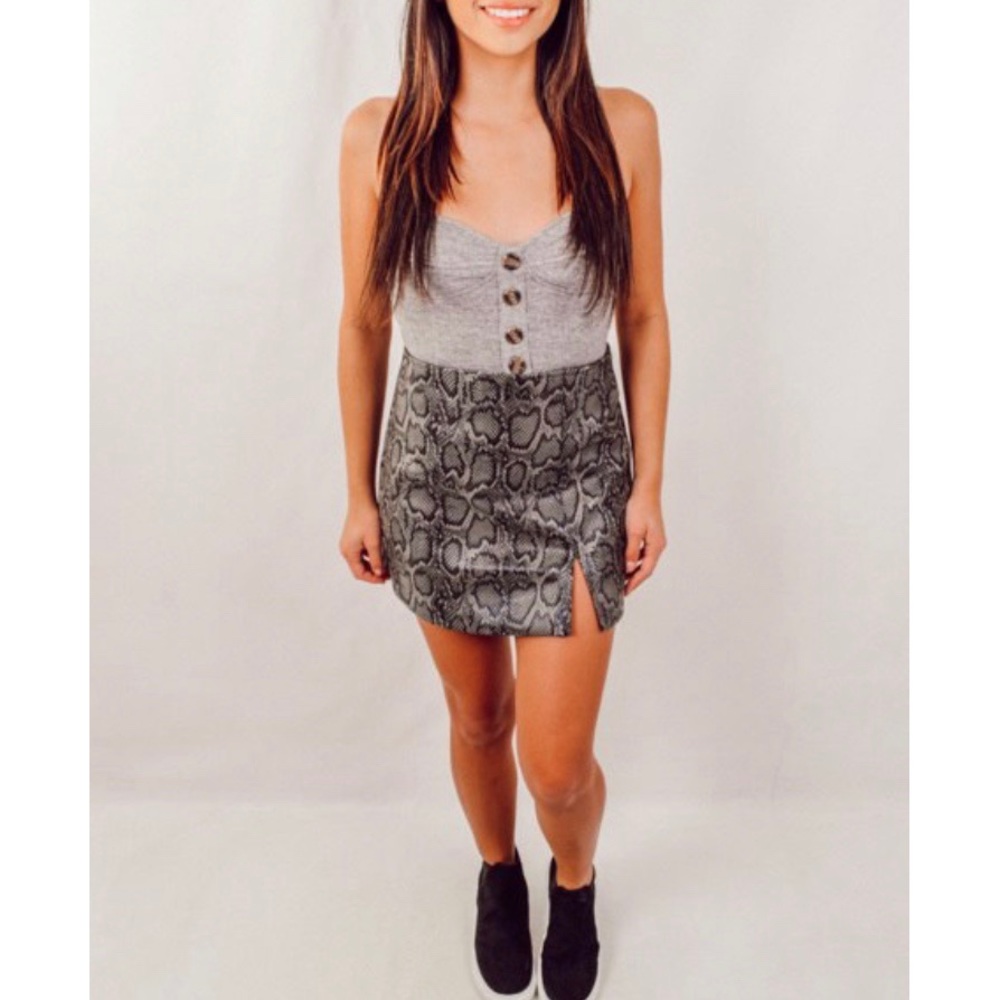 'Jawa' Ribbed Button Bodysuit - Picture 8 of 8